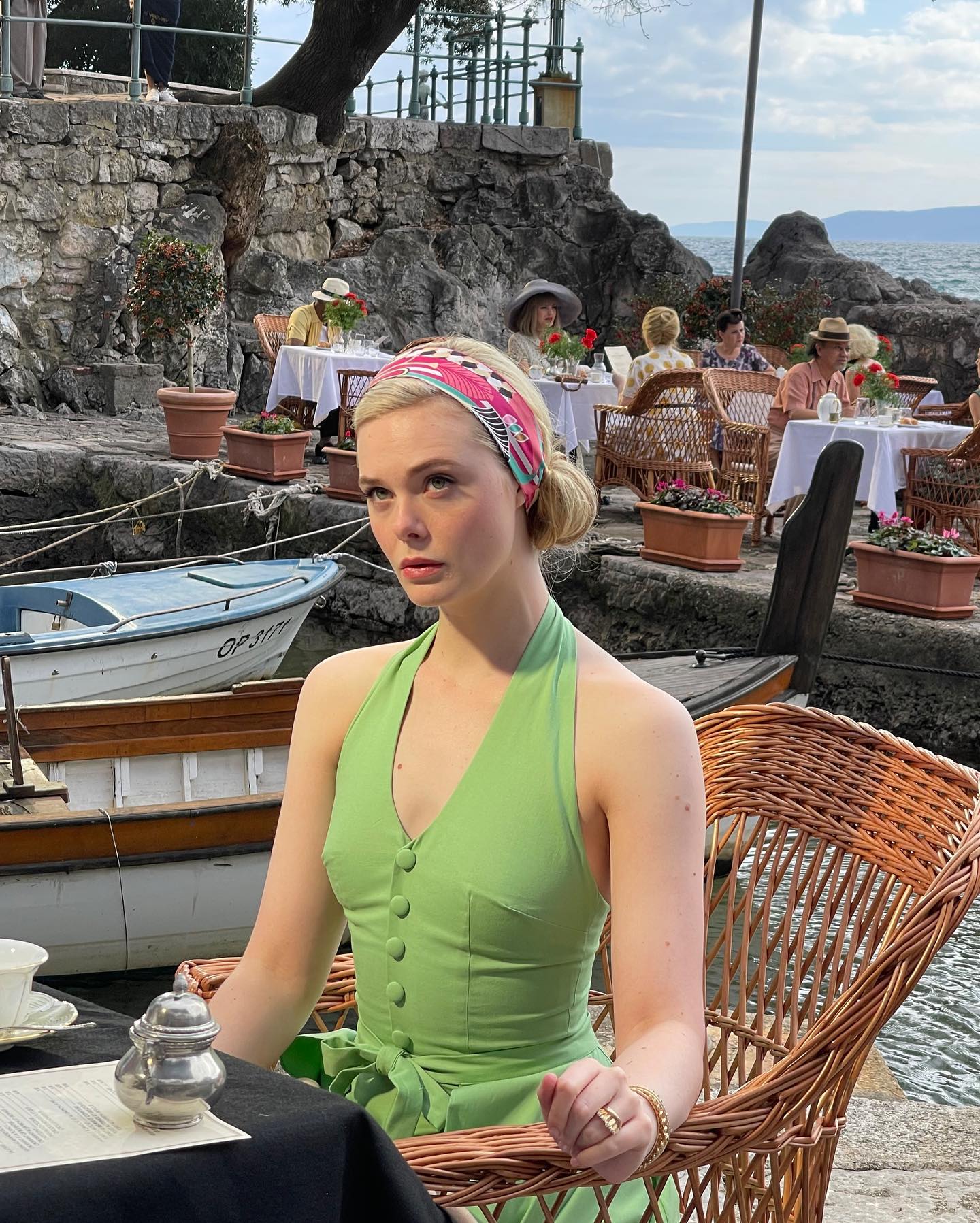 Photos n°3 : Elle Fanning on Set with Cartier!