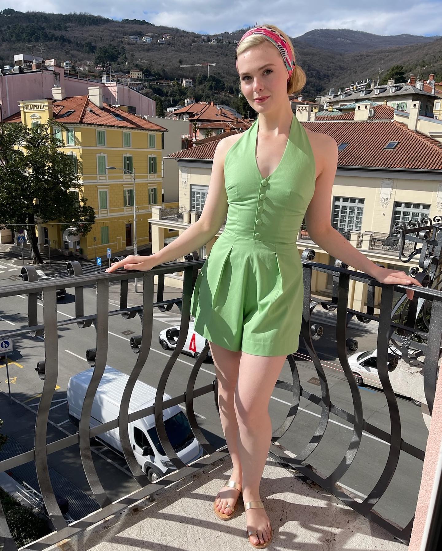 Photos n°2 : Elle Fanning on Set with Cartier!