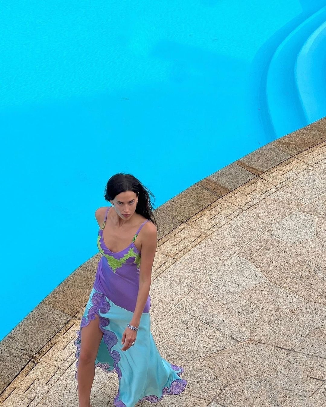 Irina Shayk’s Versace by The Pool! - Photo 5