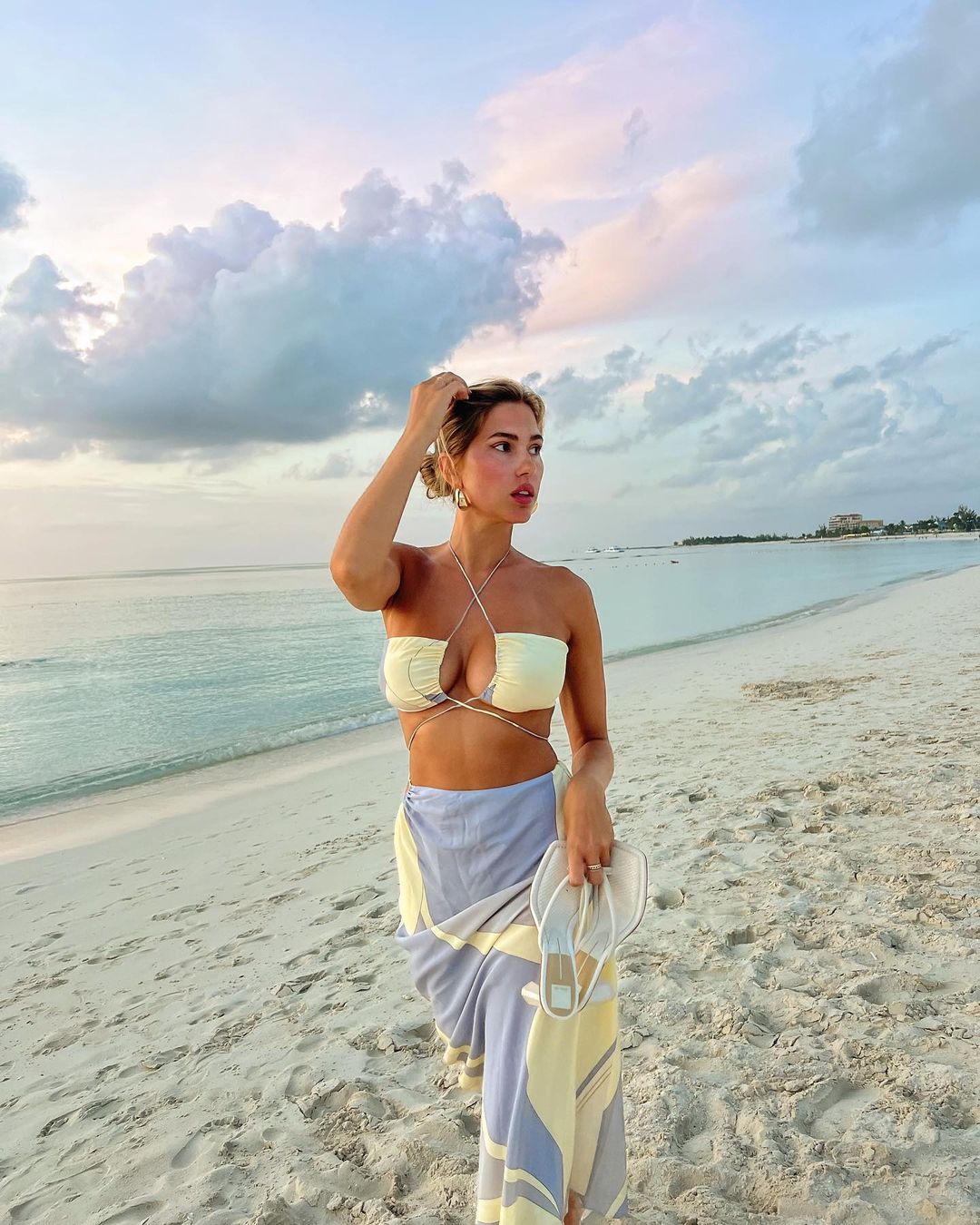 Photos n°16 : Kara Del Toro Spills Out of Her Bikini on Vacation!
