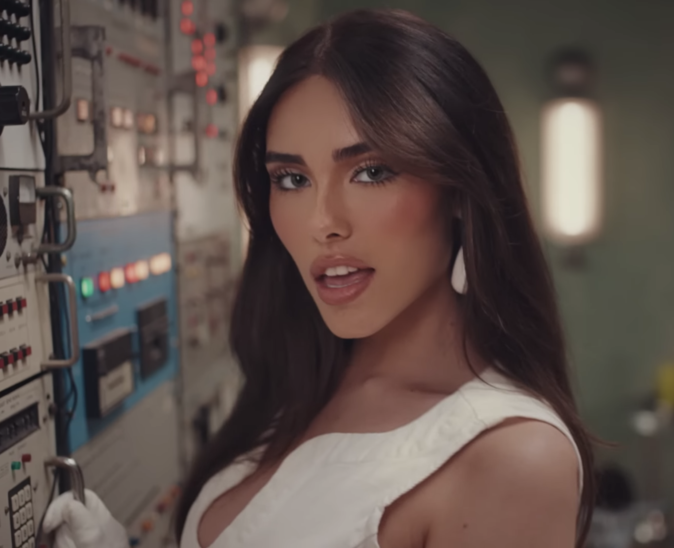Photos n°6 : Madison Beer is in Space In New Music Video!