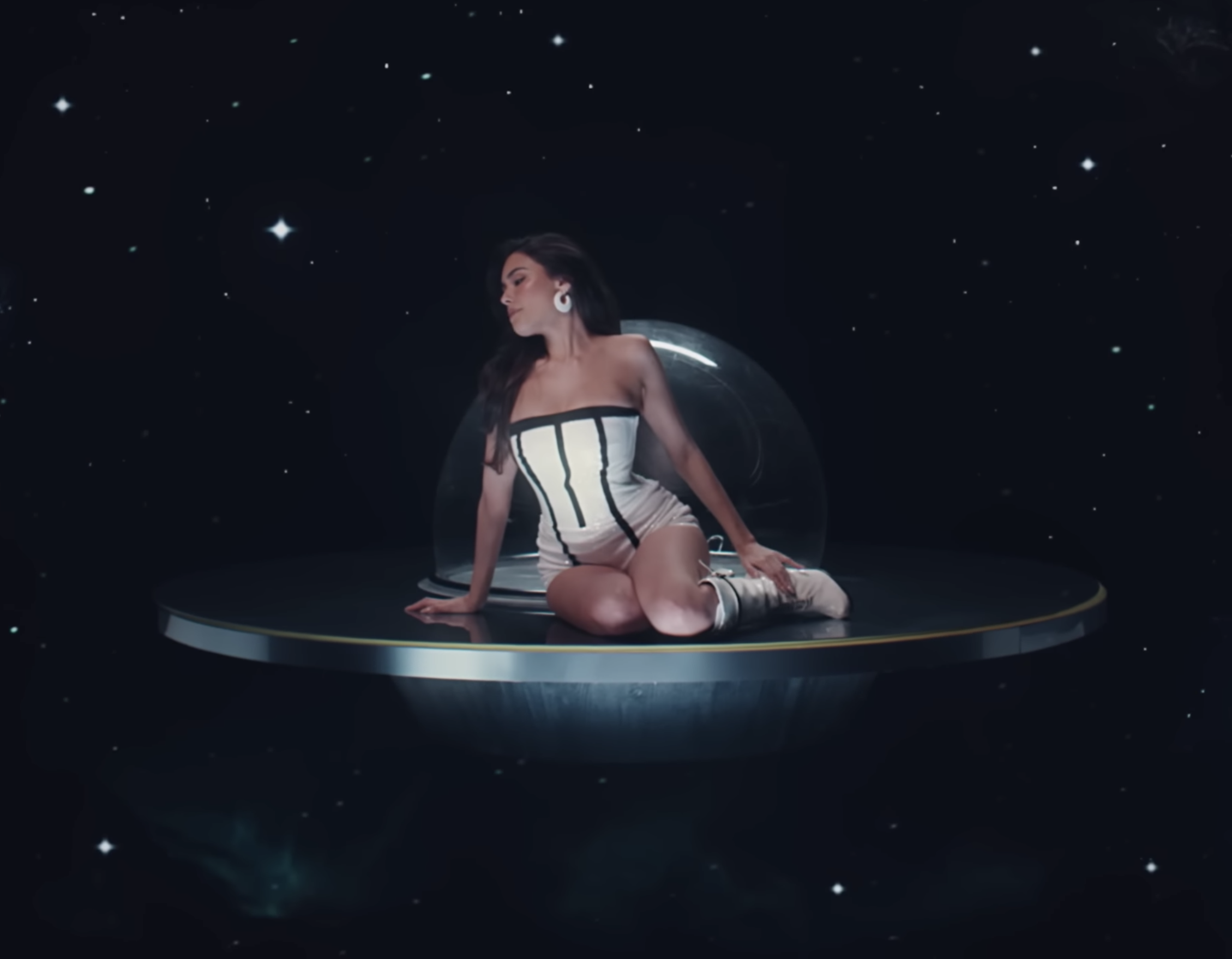 Madison Beer is in Space In New Music Video! - Photo 4