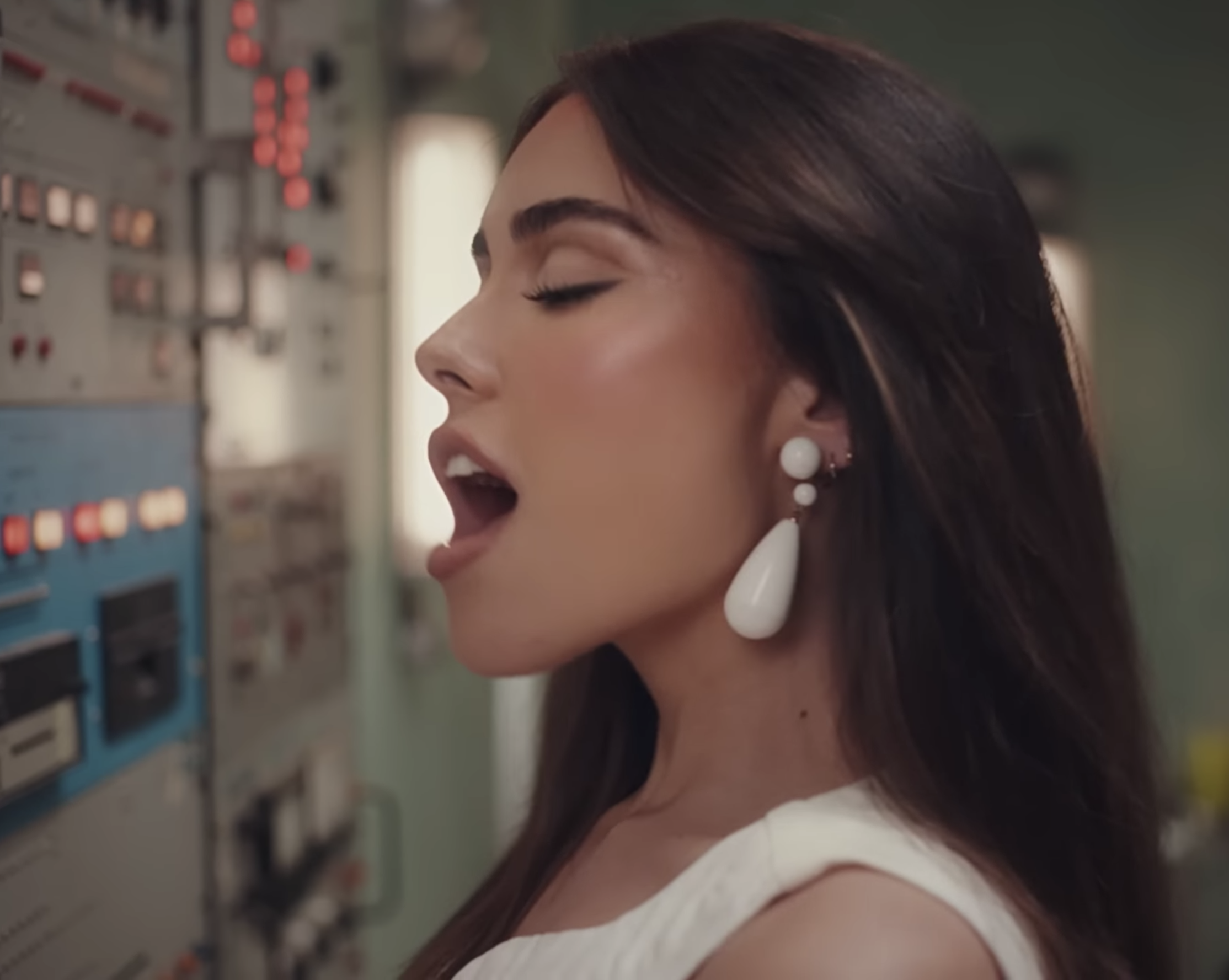 Photos n°4 : Madison Beer is in Space In New Music Video!