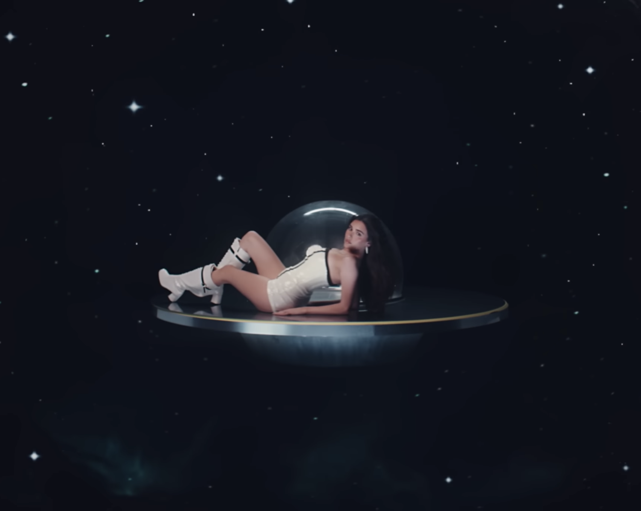 Madison Beer is in Space In New Music Video! - Photo 7