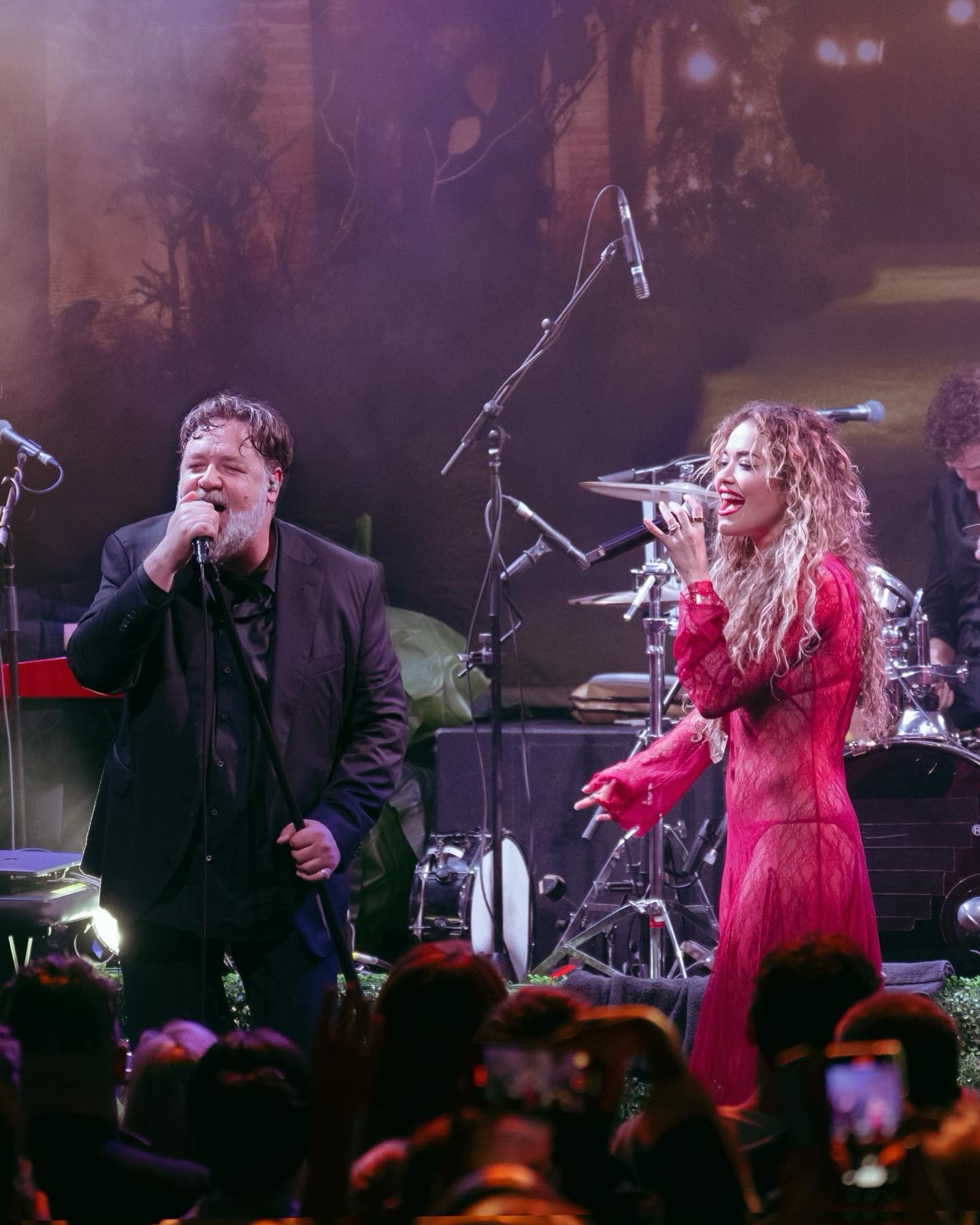 Russell Crowe Brings Rita Ora Out! - Photo 3