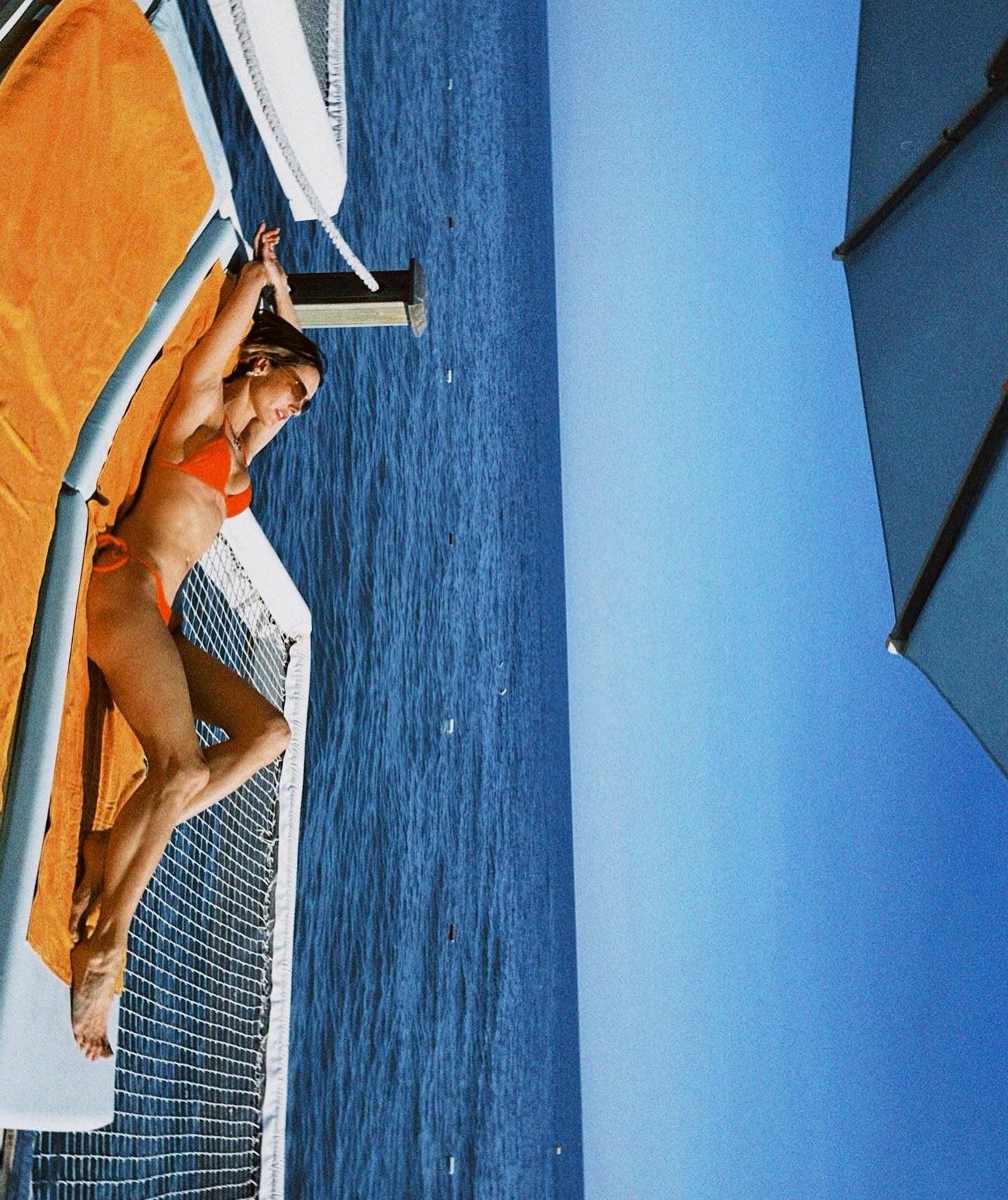 Photos n°18 : Alessandra Ambrosio Hits the Beach in Ibiza!