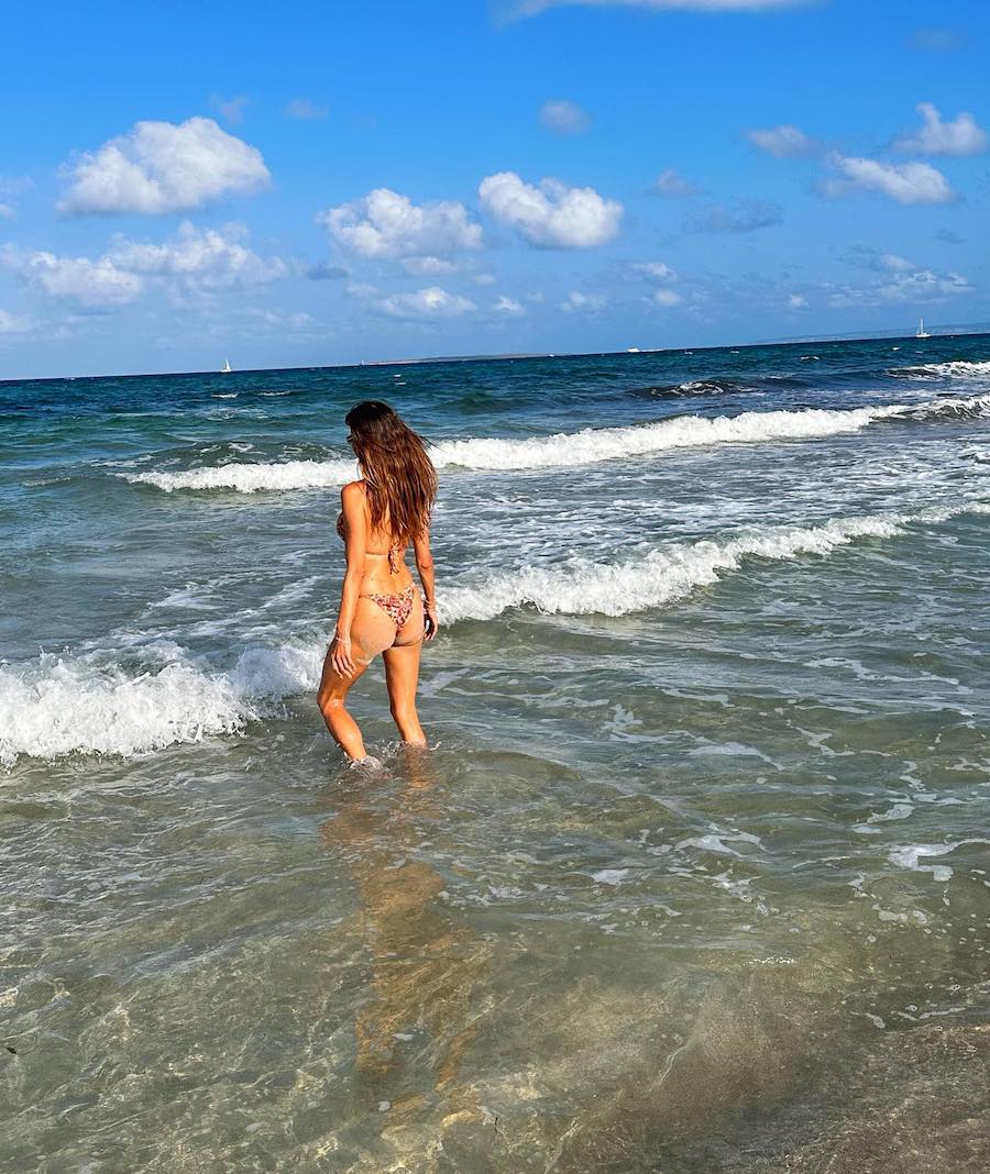 Photos n°13 : Alessandra Ambrosio’s White Hot Beach Look!