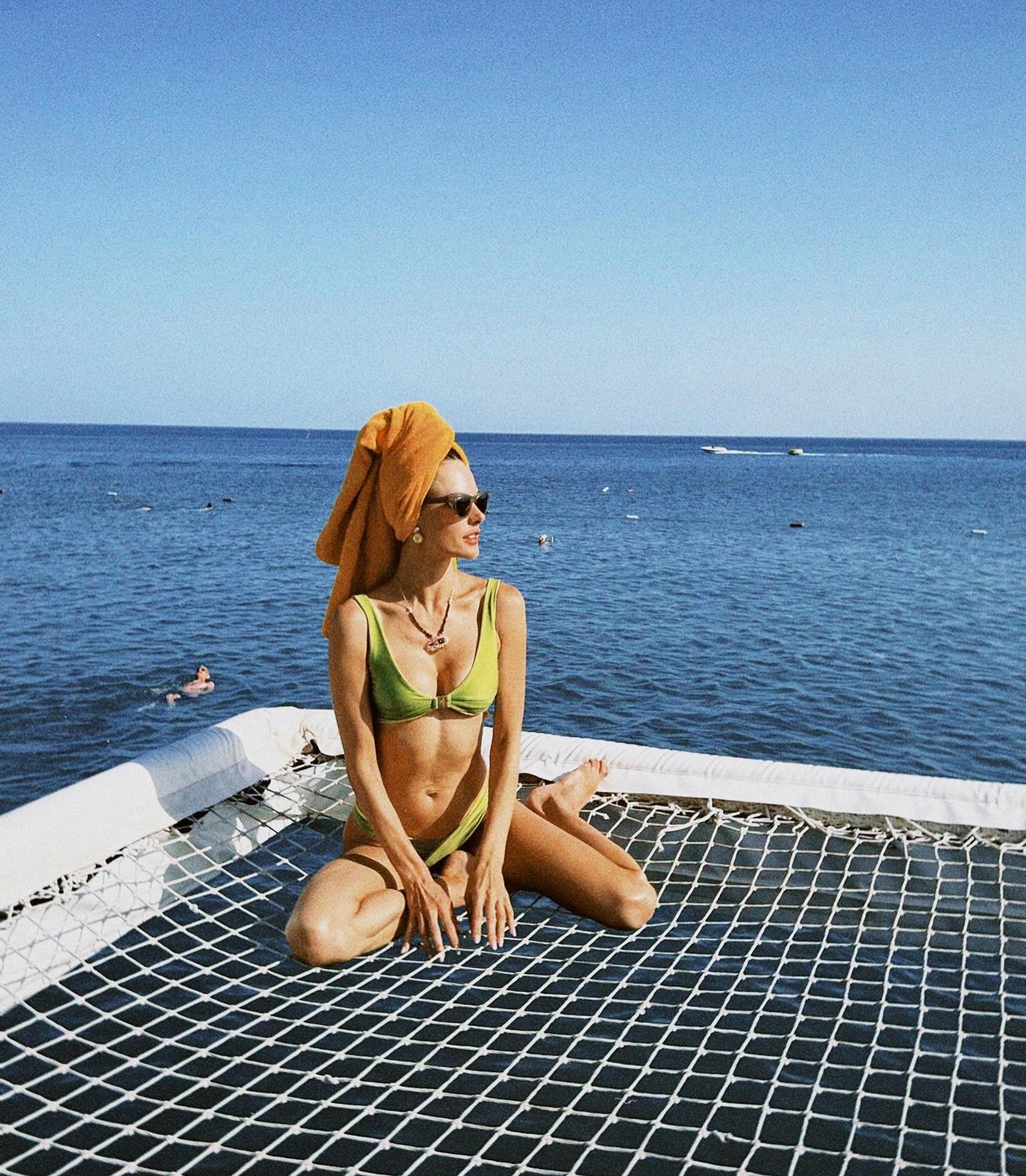Photos n°12 : Alessandra Ambrosio Hits the Beach in Ibiza!