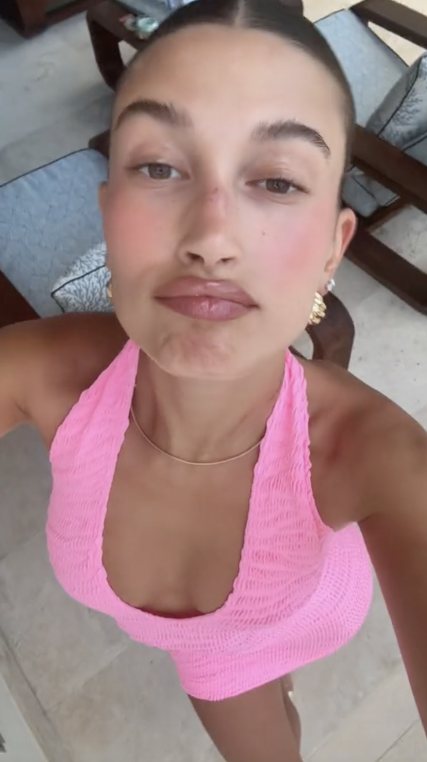 Photos n°4 : Hailey Bieber is Featured With the Icons!