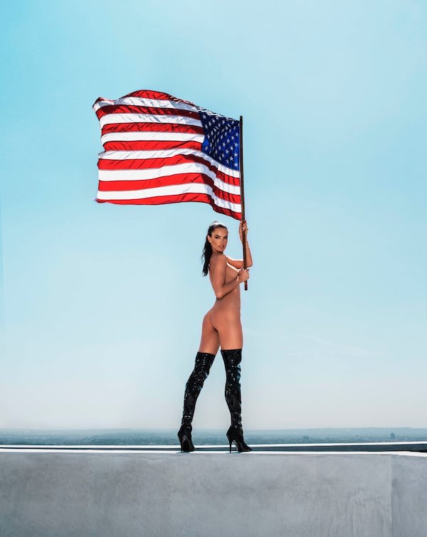 Photos n°2 : Alessandra Ambrosio Celebrates the Fourth of July in Style!