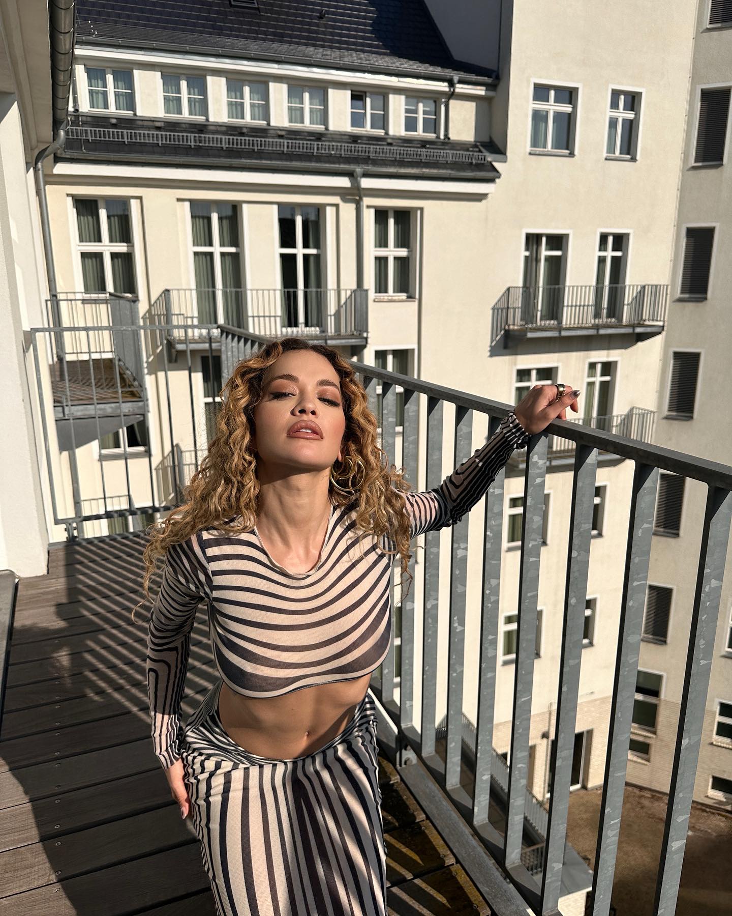Photos n°1 : Rita Ora’s Balcony Display in Berlin!