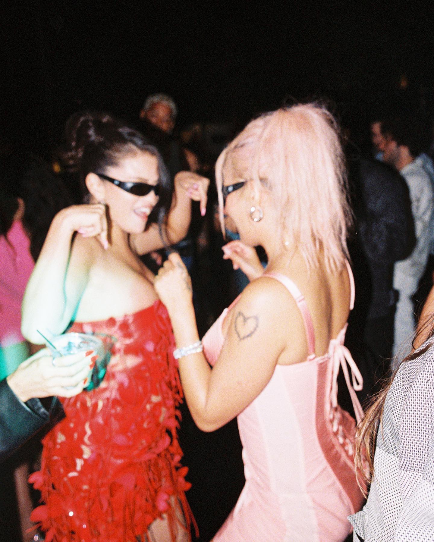 Photos n°13 : Selena Gomez Rocks the Boat in a Pink Bikini!