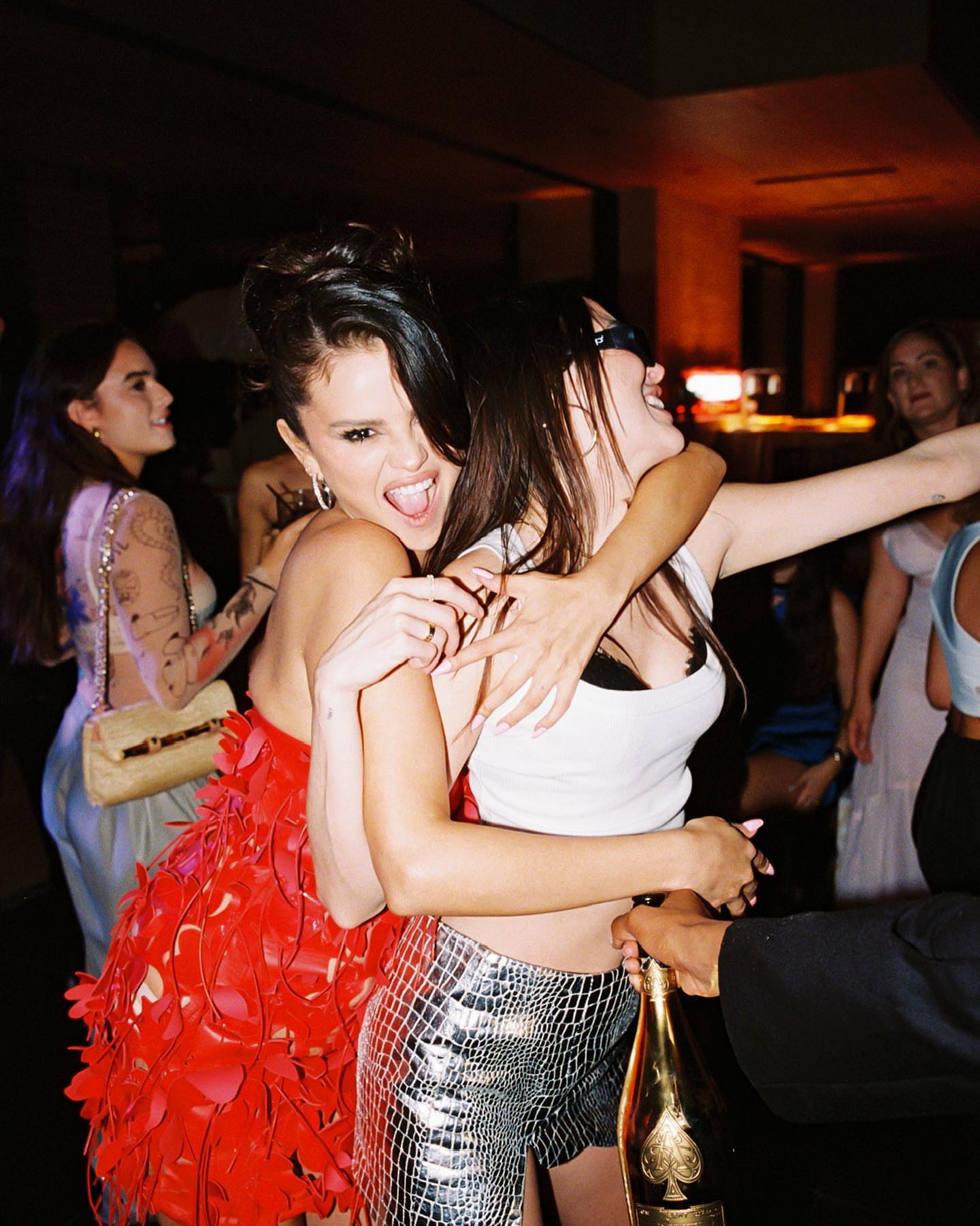 Photos n°12 : Selena Gomez Channels Her Inner Sex and The City Samantha!