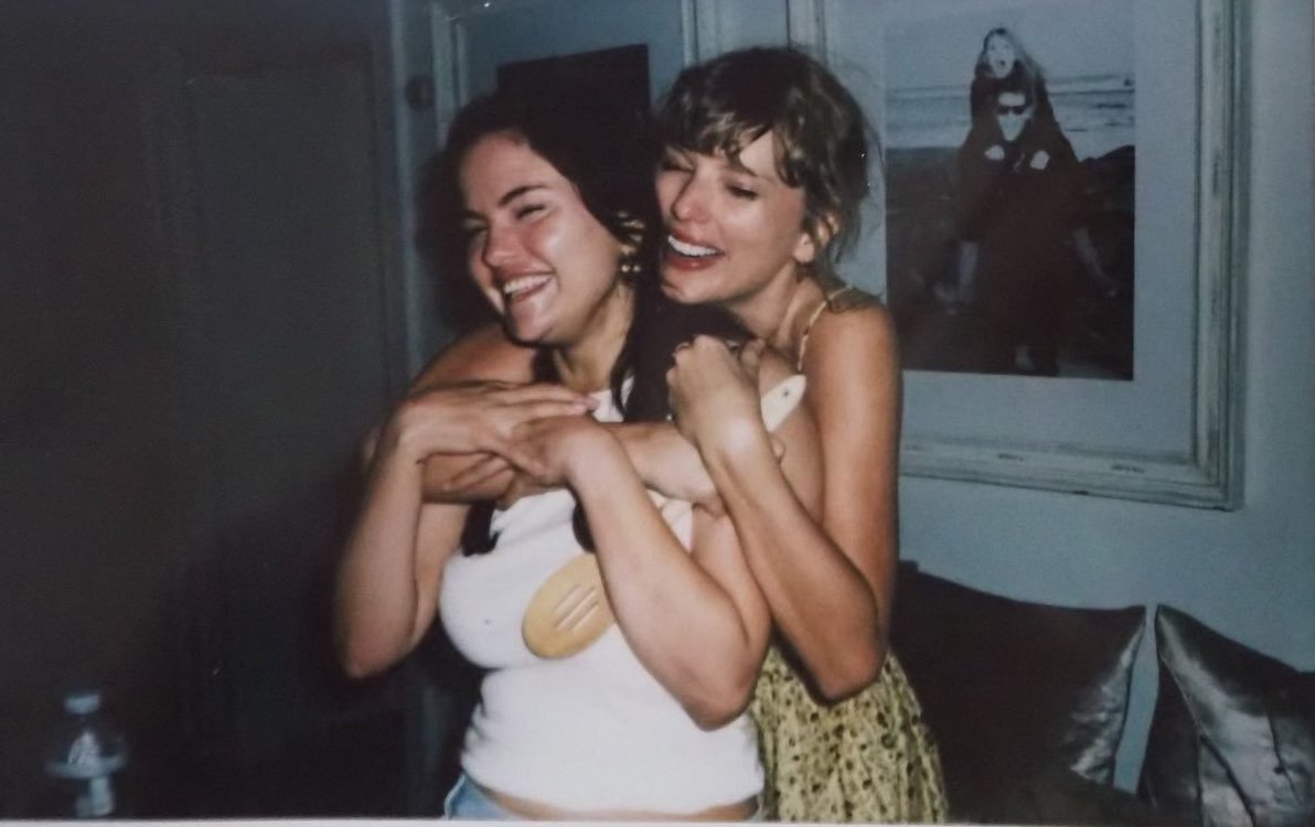 Selena Gomez and Taylor Swift Celebrate Independence Day! - Photo 1