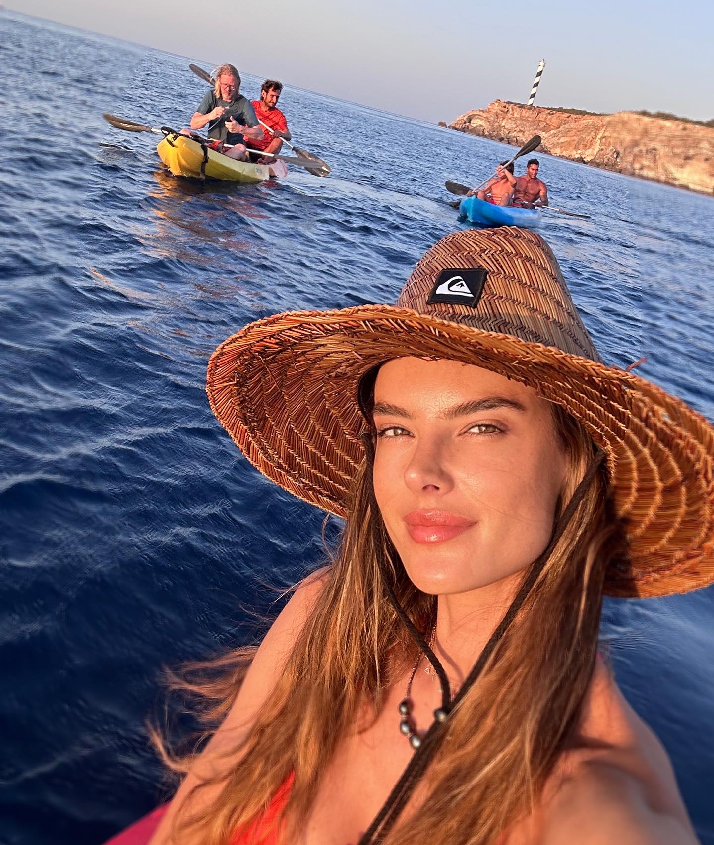 Photos n°31 : Alessandra Ambrosio is Making Waves!