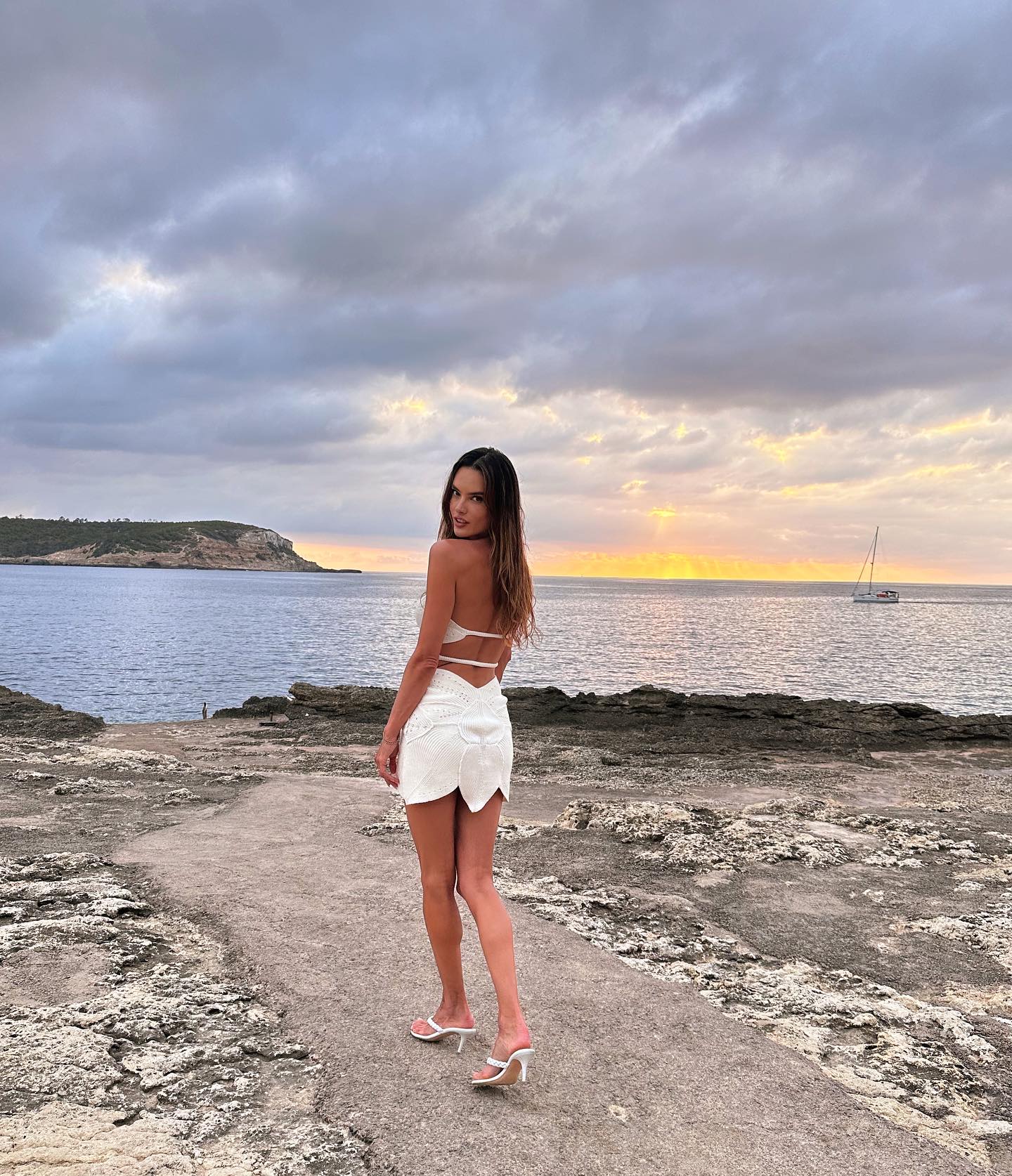 Photos n°4 : Alessandra Ambrosio’s White Hot Beach Look!