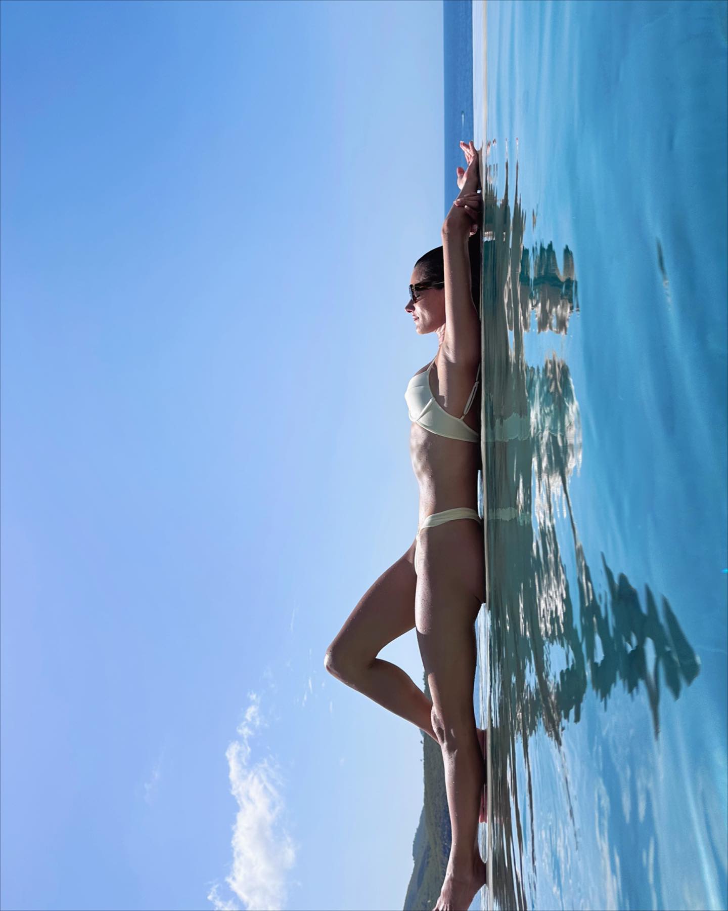 Alessandra Ambrosio’s White Hot Beach Look! - Photo 5