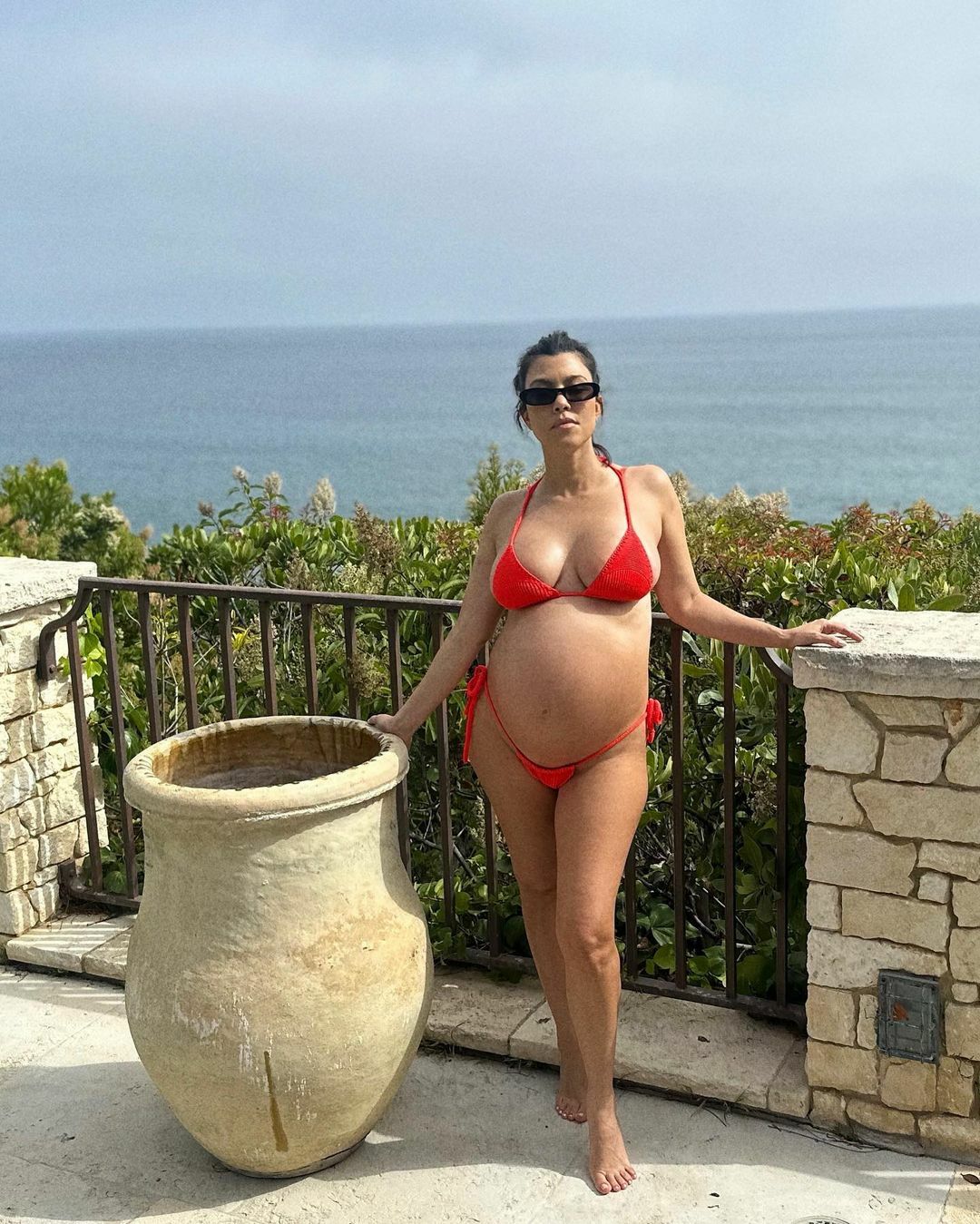 Photos n°1 : Kourtney Kardashian’s Red Bikini Bump!