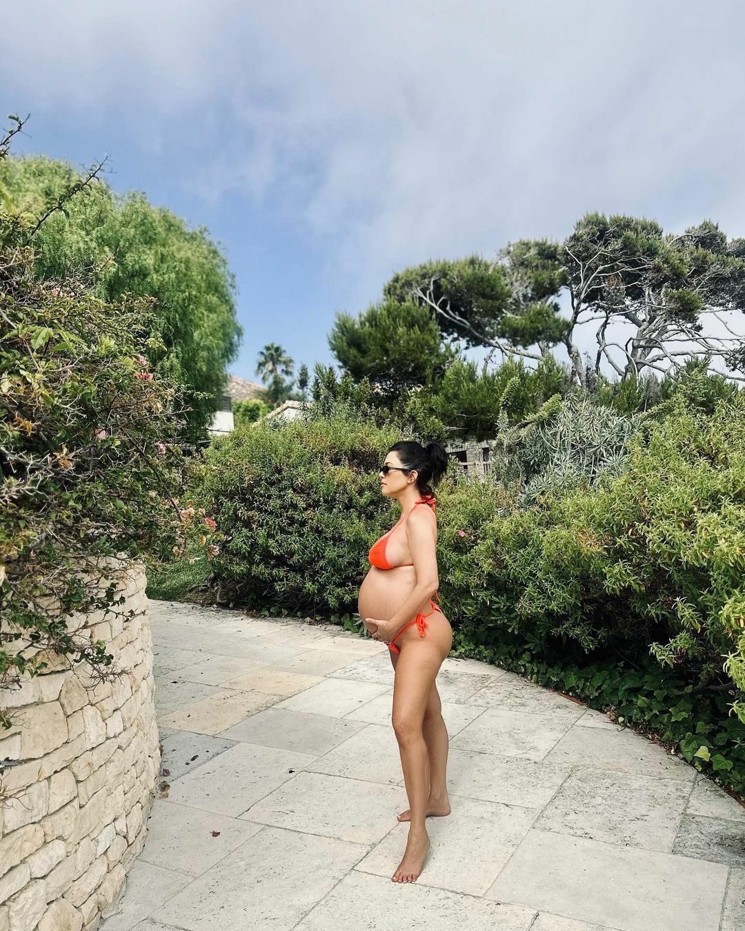 Photos n°6 : Kourtney Kardashian’s Red Bikini Bump!