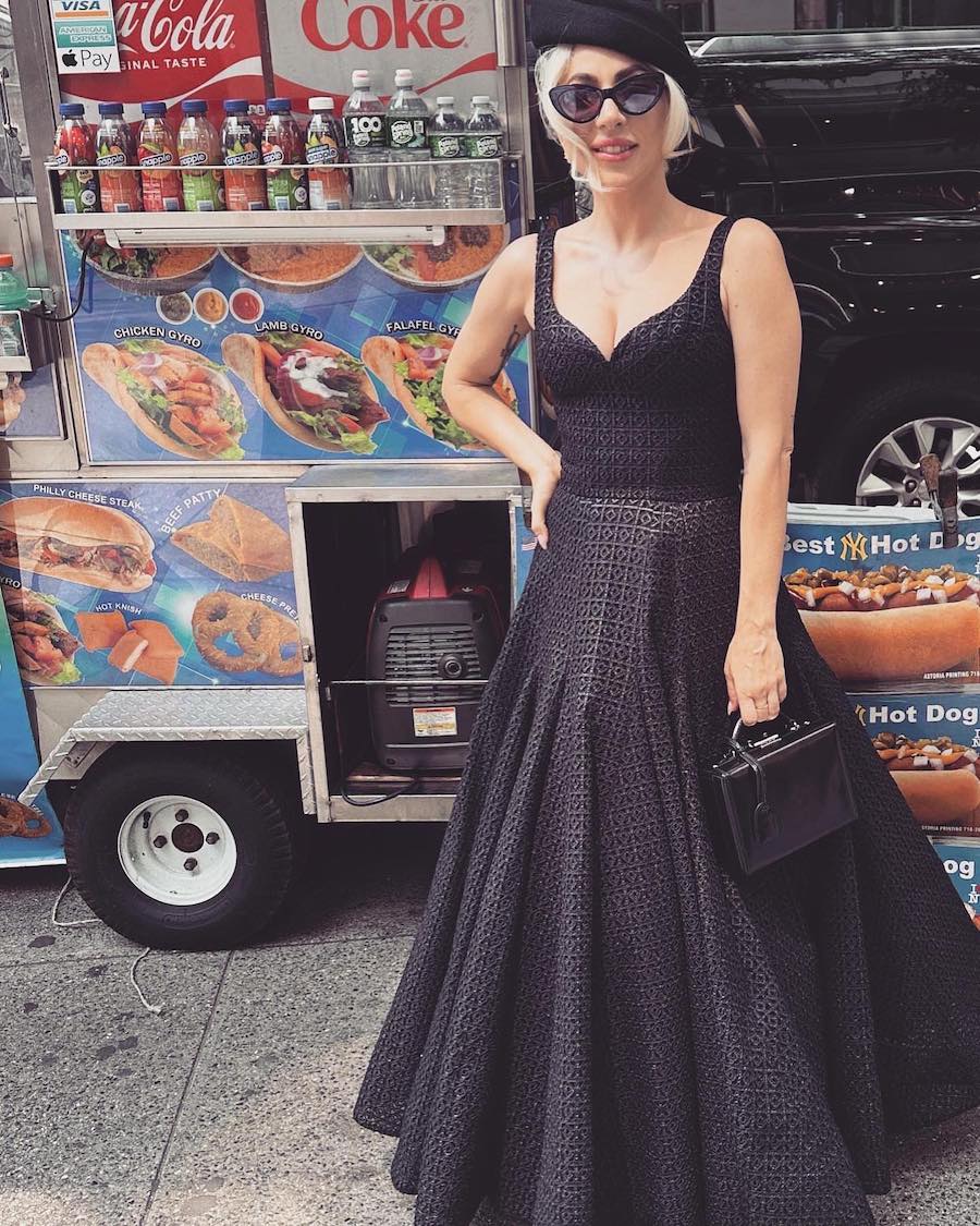 Photos n°2 : Lady Gaga Rememberers Tony Bennett By Posing With a Hot Dog!