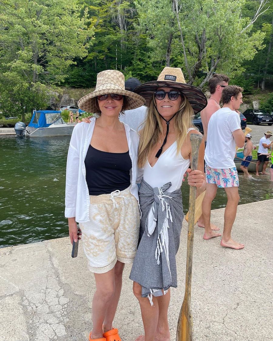 Photos n°3 : Lisa Rinna Links Up With Cindy Crawford on The Lake!