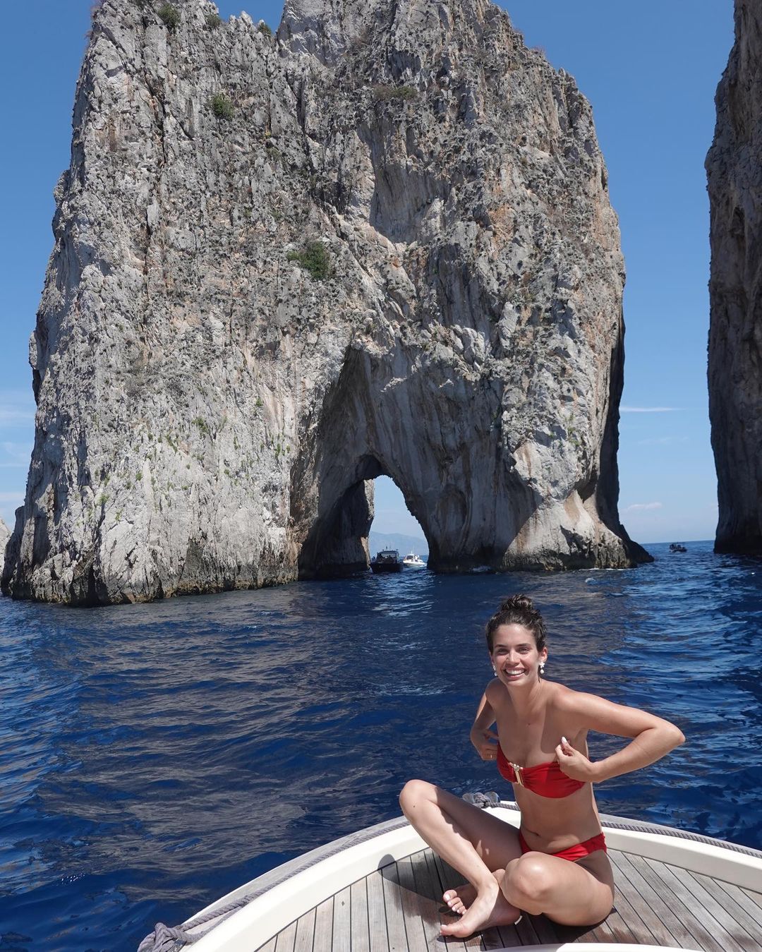 Photos n°5 : Sara Sampaio Dives Head First In Capri!
