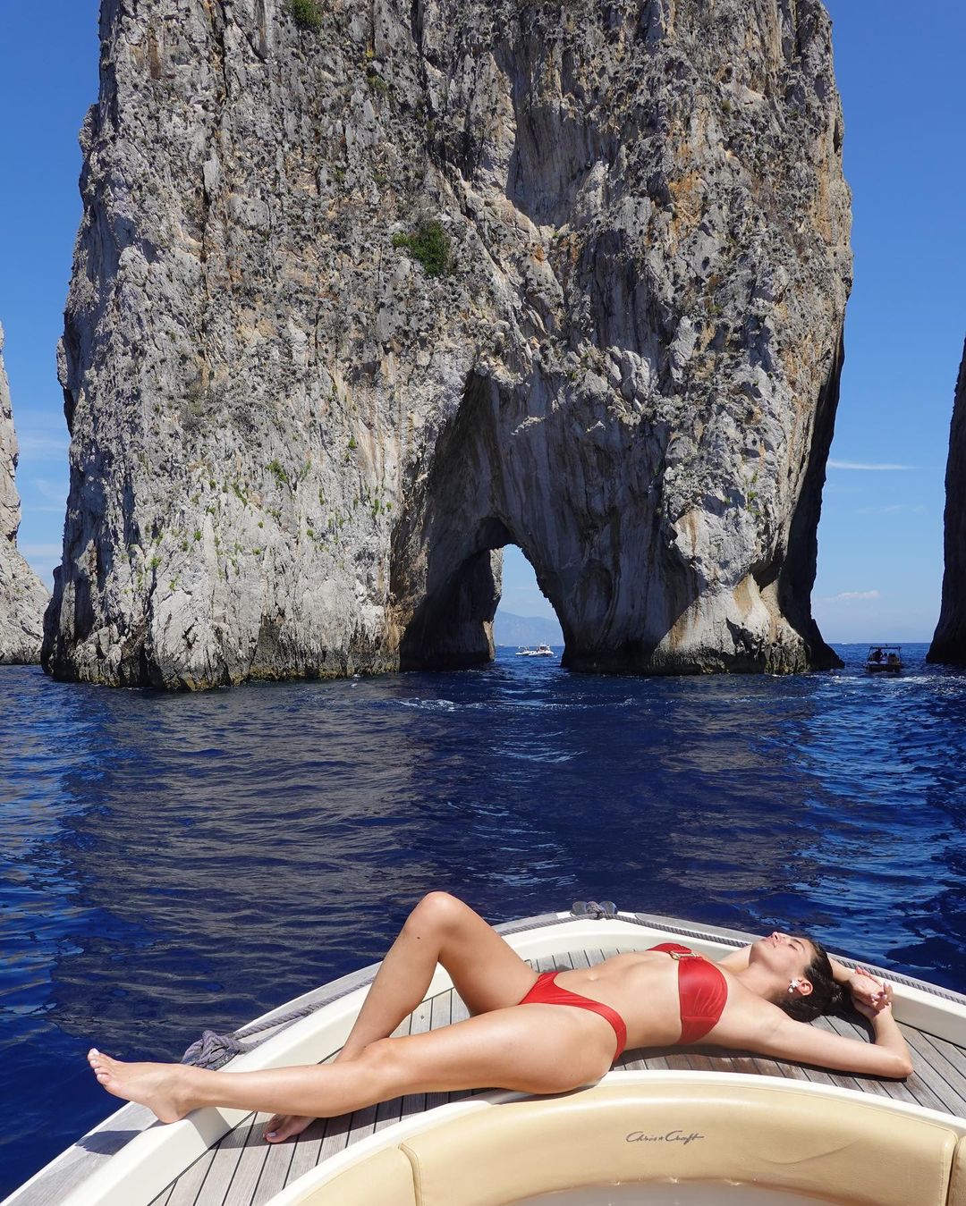 Photos n°3 : Sara Sampaio Dives Head First In Capri!