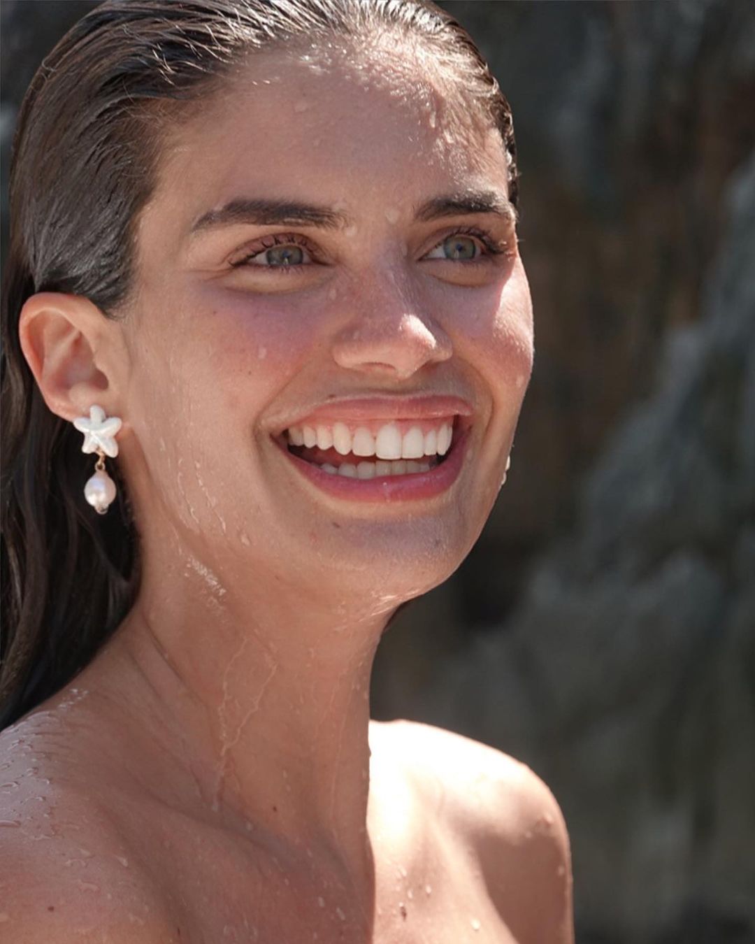 Photos n°1 : Sara Sampaio Dives Head First In Capri!