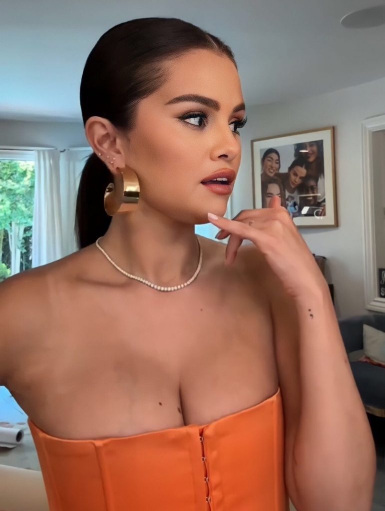 Selena Gomez Channels Her Inner Sex and The City Samantha!