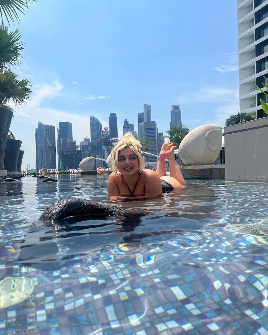 Photos n°17 : Bebe Rexha is Riding the Waves!
