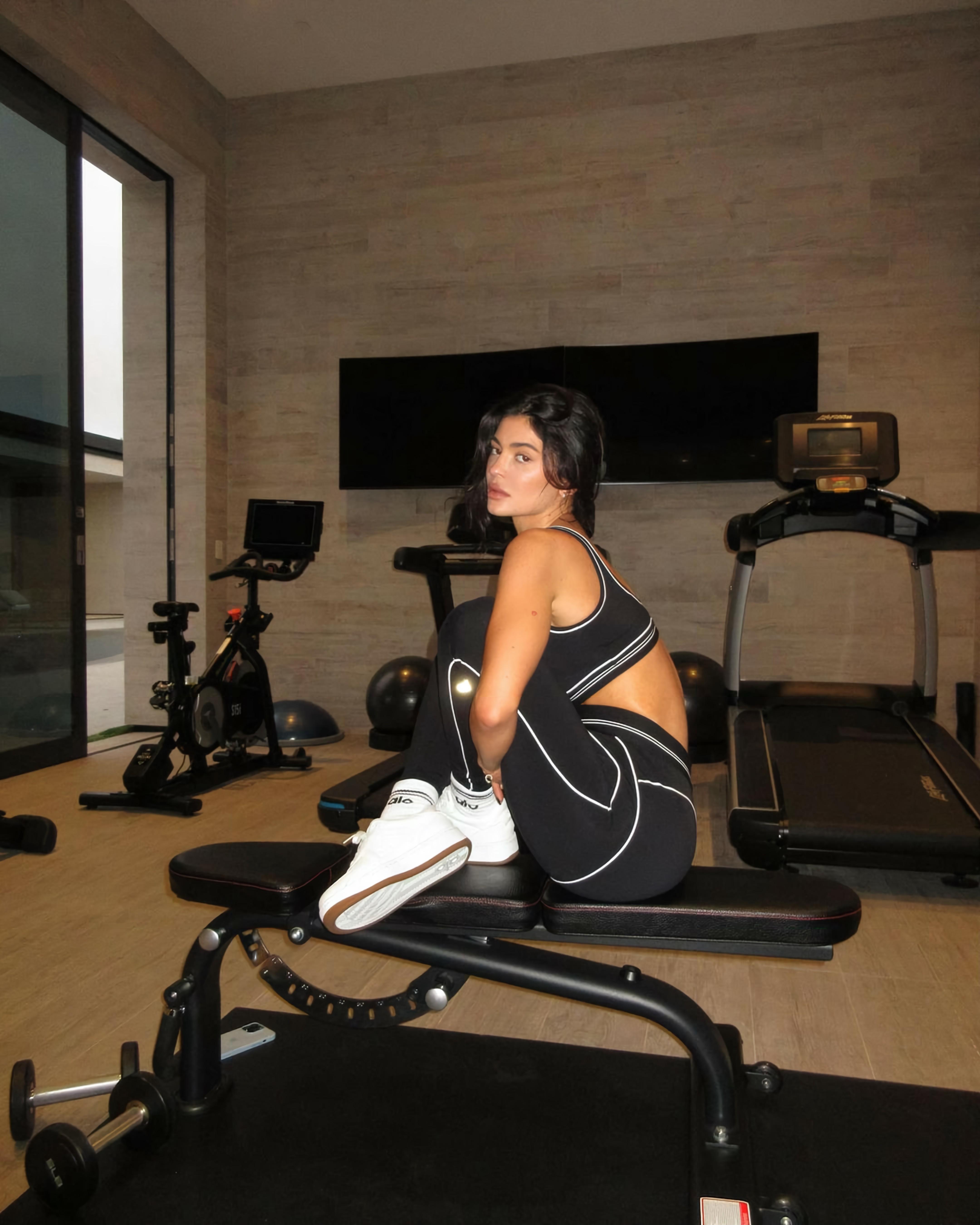 Photos n°1 : Kylie Jenner Hits the Gym!