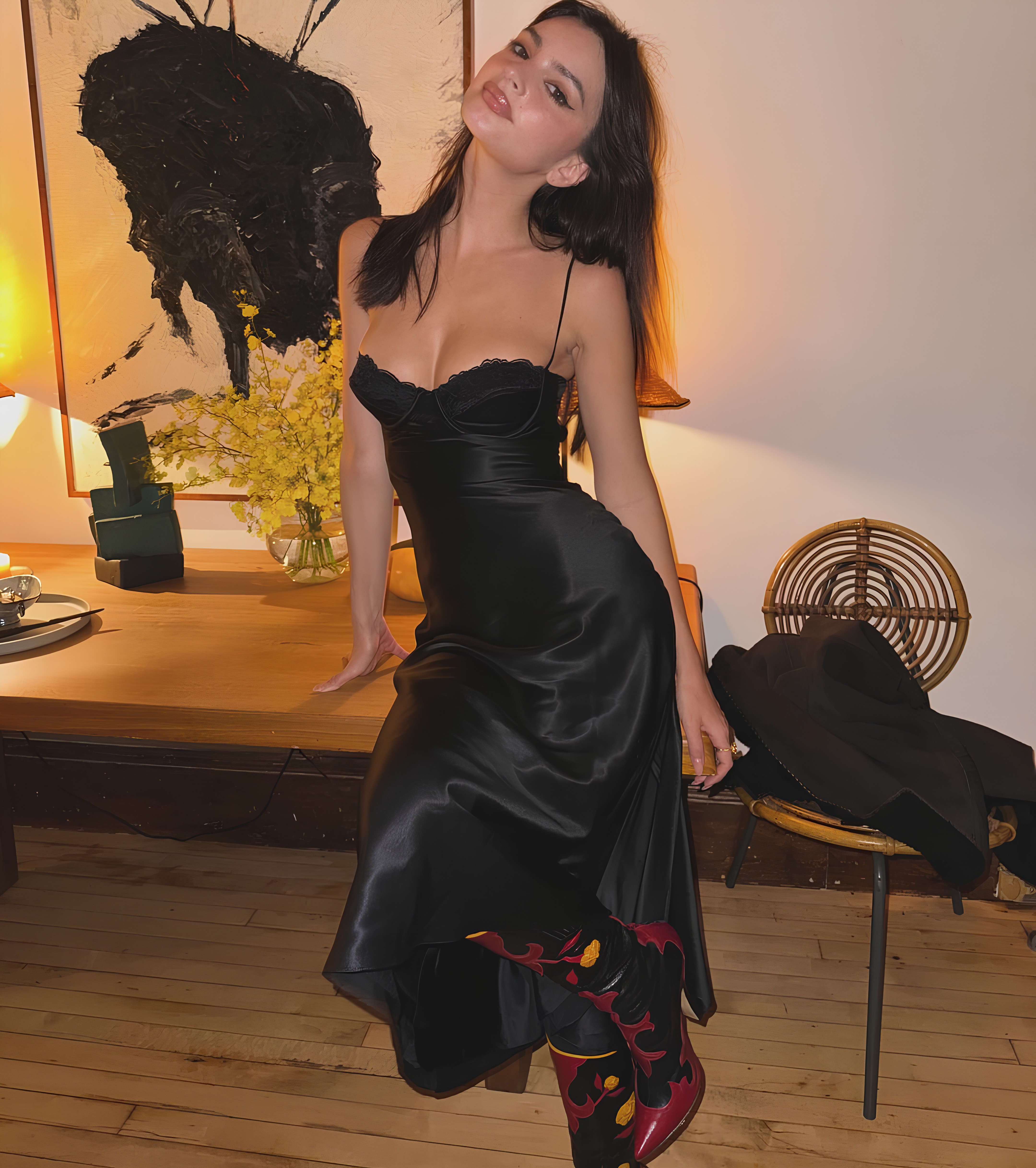 Photos n°1 : Emily Ratajkowski’s Holiday Dress is Revealing!