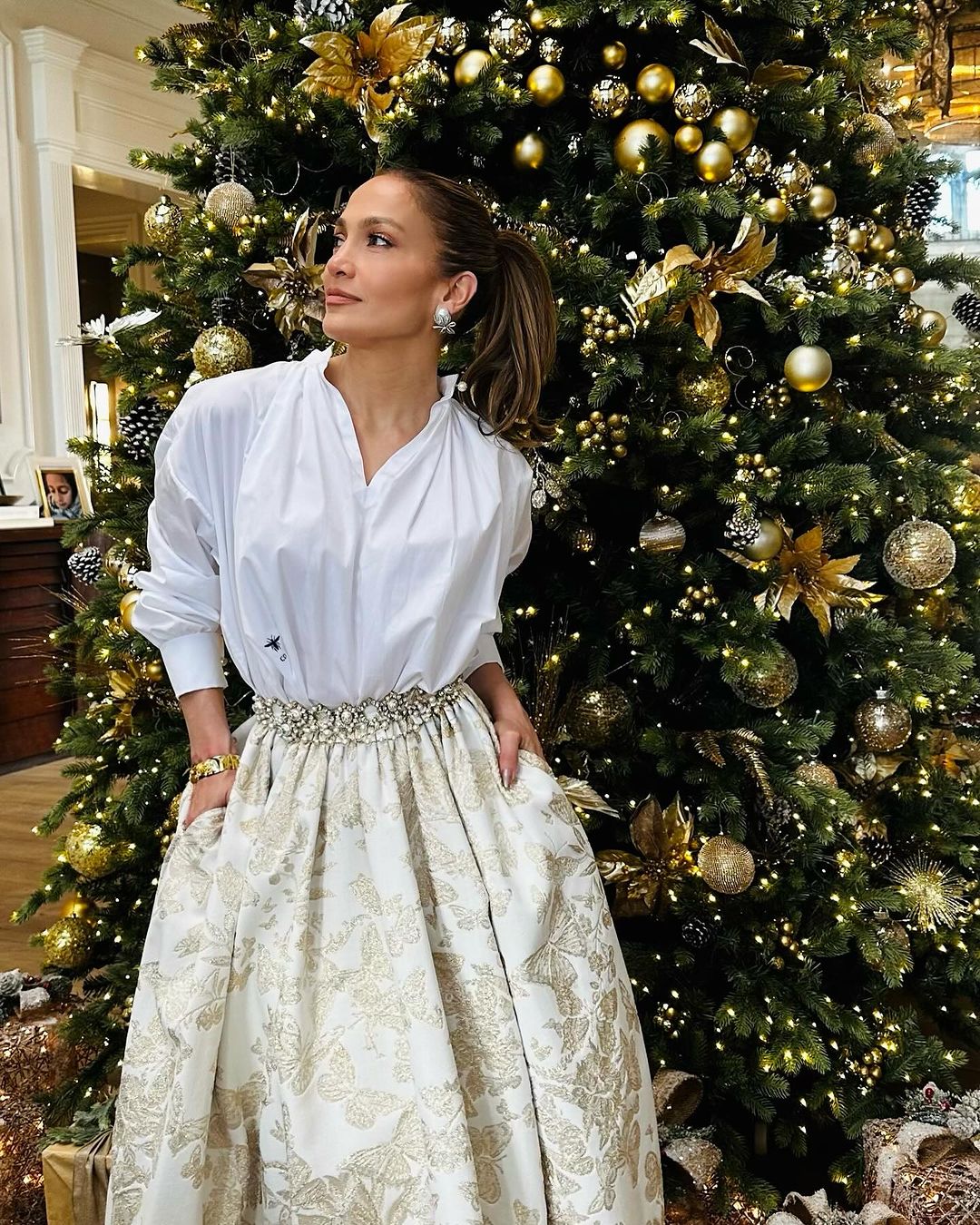 Jennifer Lopez Gets Ready for Christmas! - Photo 2