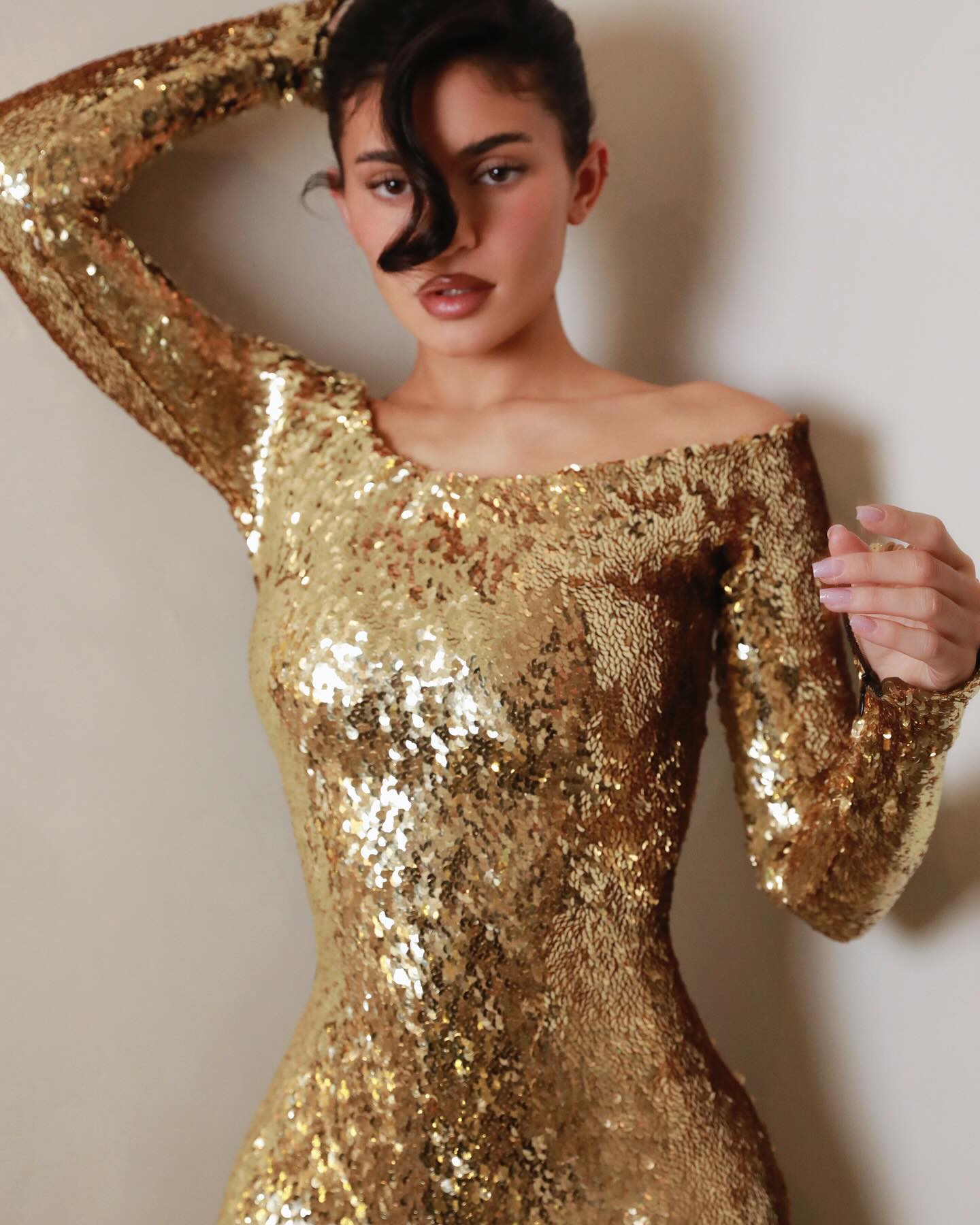 Photos n°3 : Kylie Jenner’s Gold Christmas Dress!
