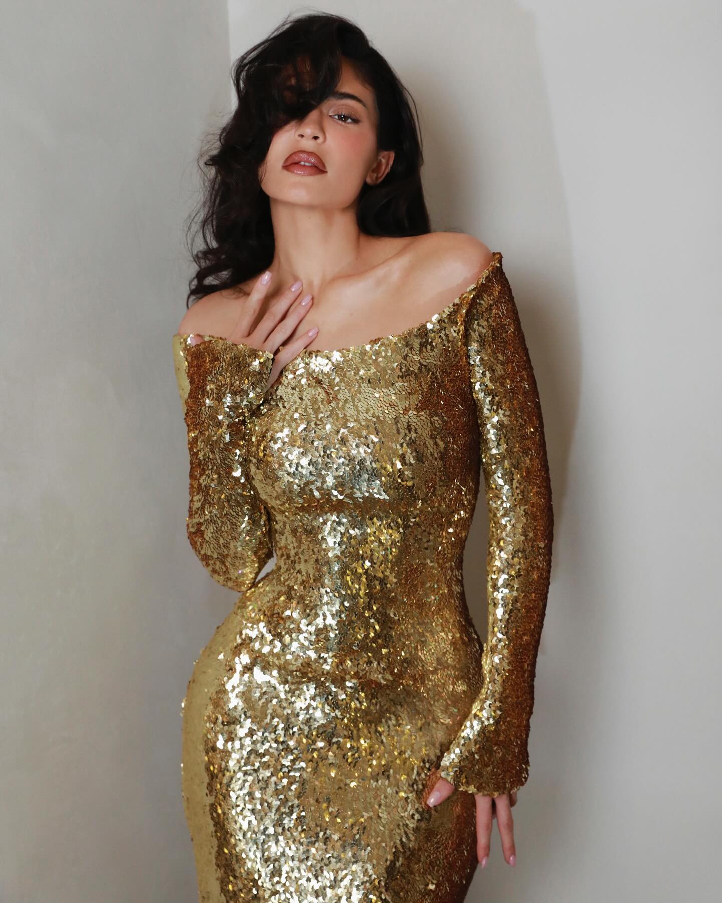 Photos n°2 : Kylie Jenner’s Gold Christmas Dress!