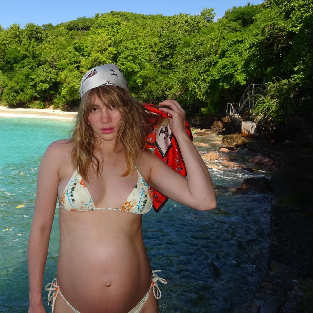 Suki Waterhouse Brings Her Soon to Be Baby on a Trip! - Photo 5