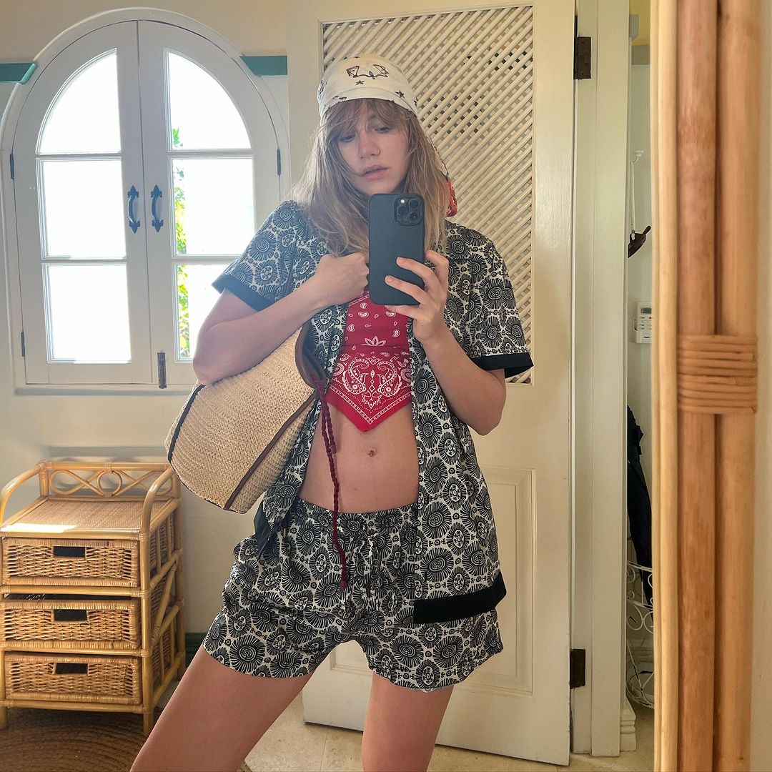 Suki Waterhouse Brings Her Soon to Be Baby on a Trip! - Photo 2