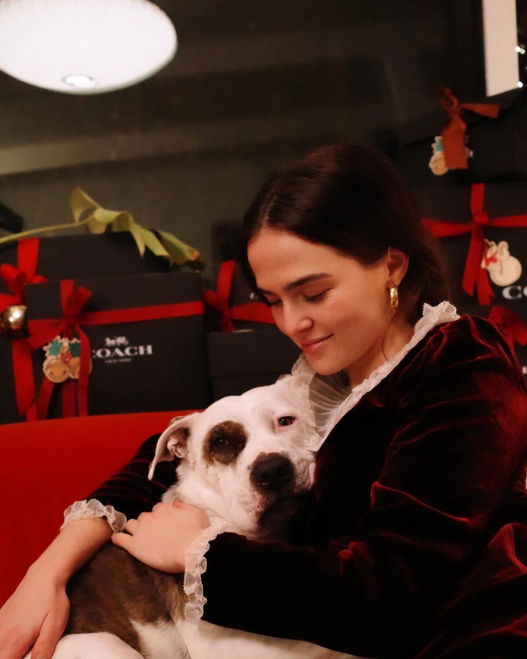 Photos n°2 : Zoey Deutch Keeps Things Chill This Holiday Season!