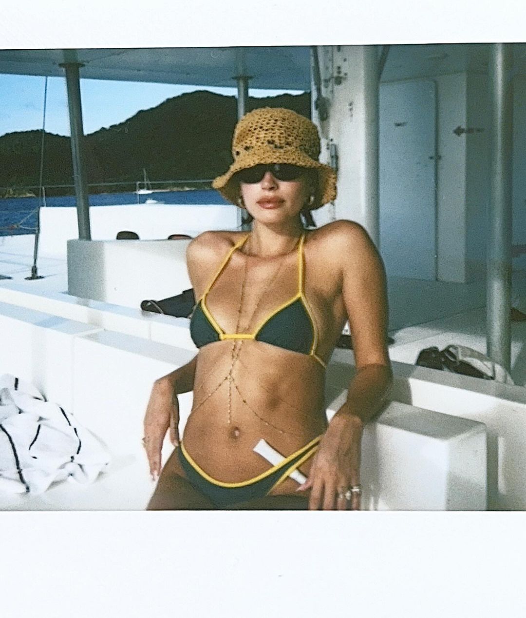 Photos n°5 : Hailey Bieber’s Booty on a Boat!