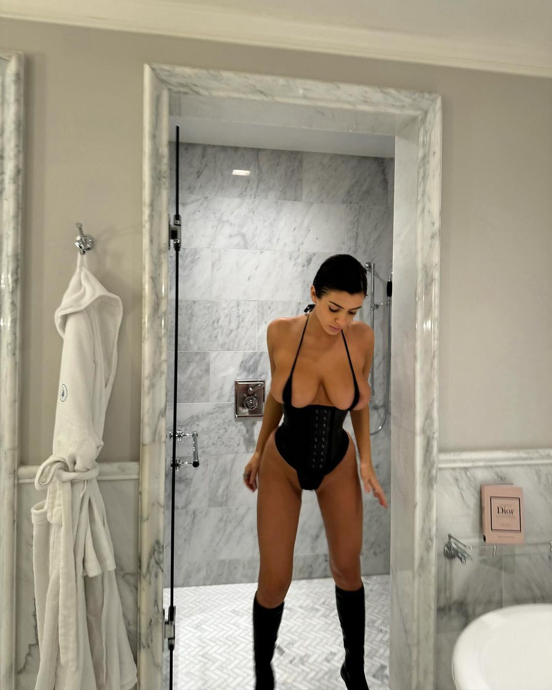 Photos n°2 : Ye Declares “No Pants This Year” As He Shares Revealing Snaps of His Wife Bianca!