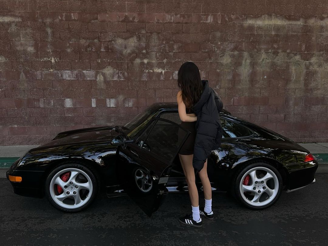 Photos n°3 : Kendall Jenner and Her Porsche!