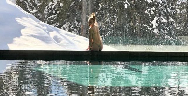 Sophie Turner’s Snowy Pool Day!