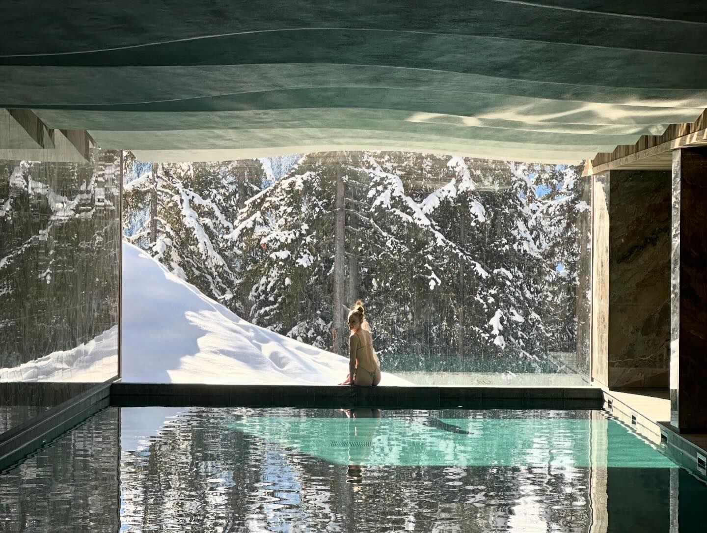 Sophie Turner’s Snowy Pool Day! - Photo 1