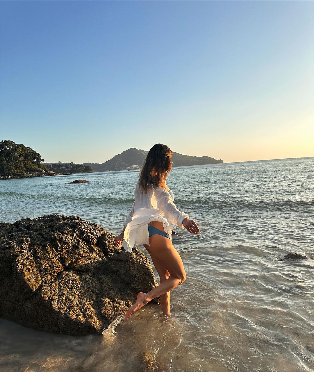 Photos n°10 : Alessandra Ambrosio Gets Her Vitamin Sea In!