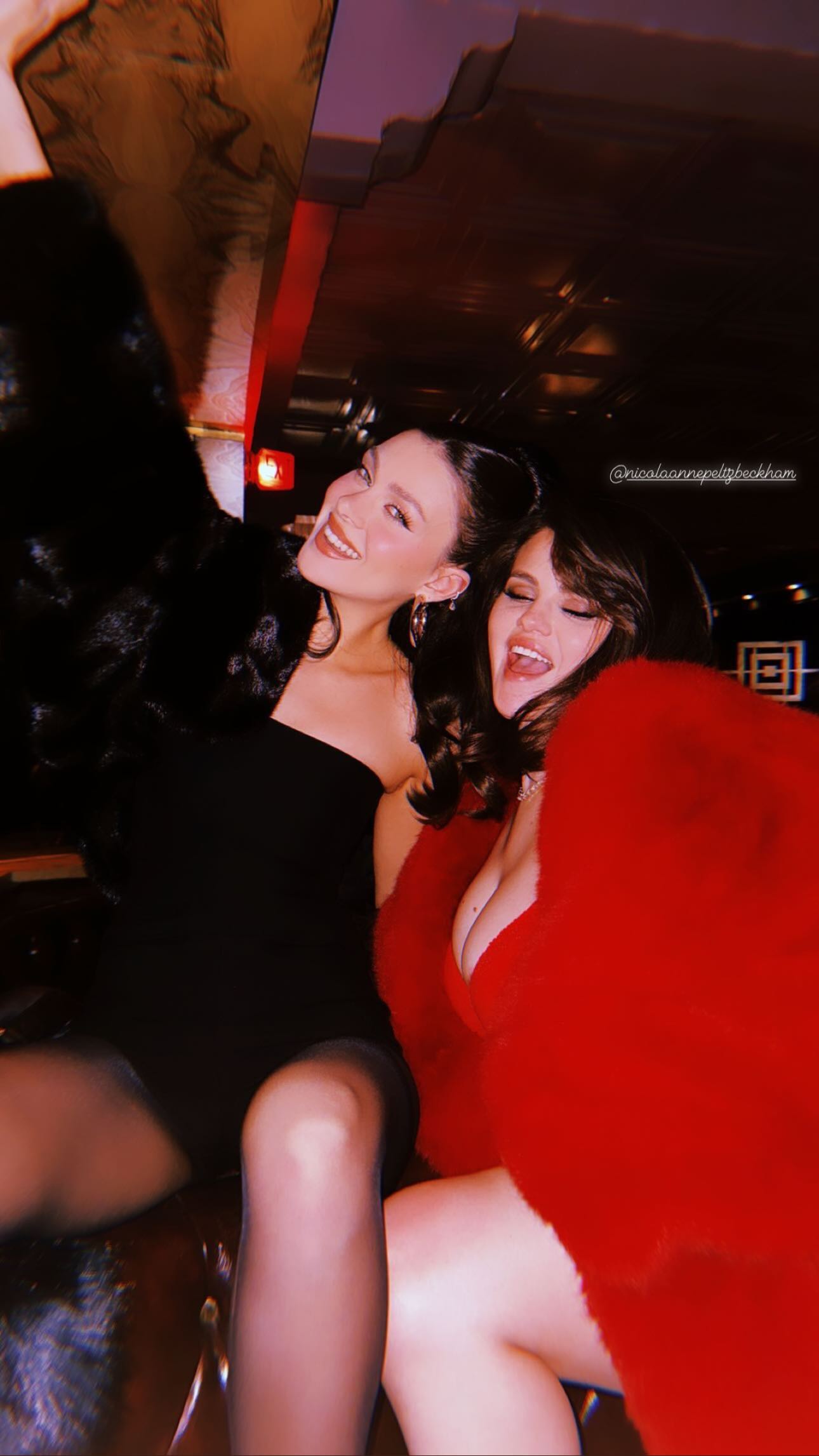 Photos n°5 : Selena Gomez Celebrates in a Red Dress!