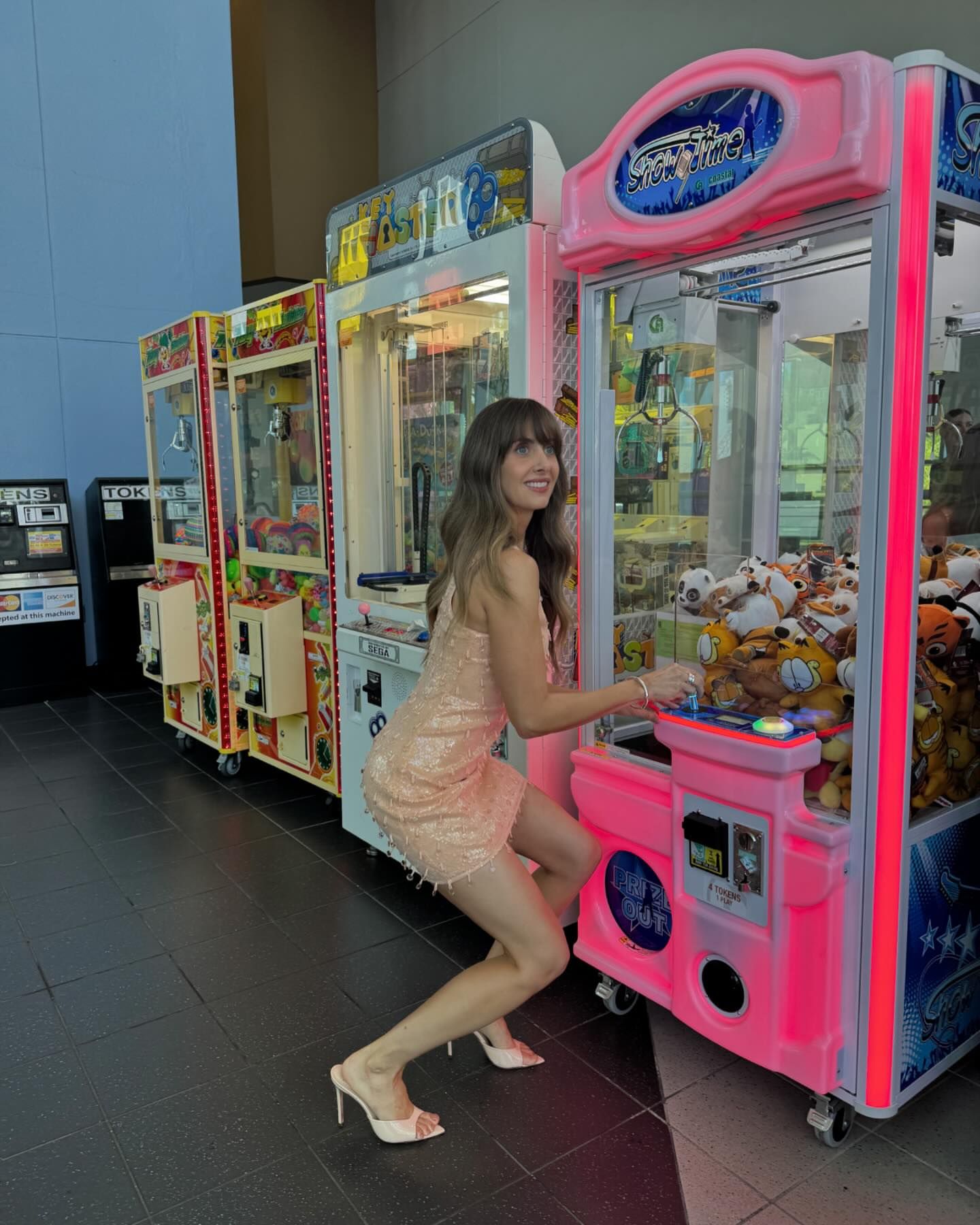 Alison Brie Plays Arcade Games in Miami! - Photo 3
